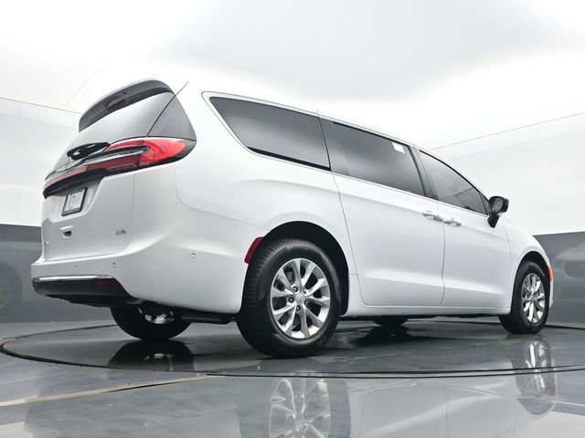 2025 Chrysler Pacifica Select - Photo 51