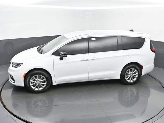 2025 Chrysler Pacifica Select - Photo 39
