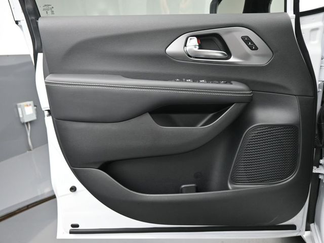 2025 Chrysler Pacifica Select - Photo 12