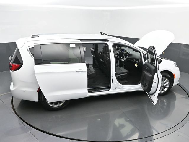 2025 Chrysler Pacifica Select - Photo 65