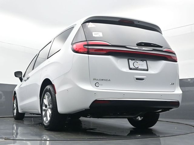 2025 Chrysler Pacifica Select - Photo 49