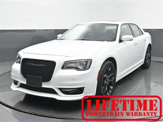 2023 Chrysler 300 Touring L's photo