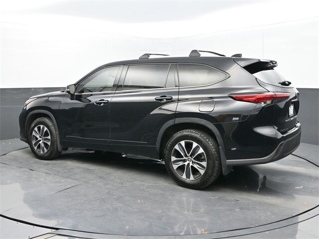 2022 Toyota Highlander XLE photo 2