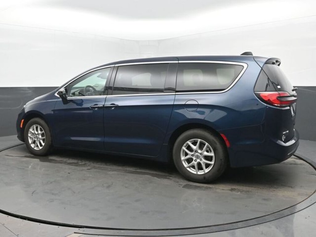 Used 2025 Chrysler Pacifica Select Minivan/Van
