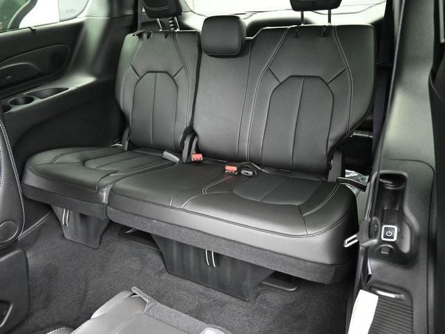 2025 Chrysler Pacifica Select - Photo 14