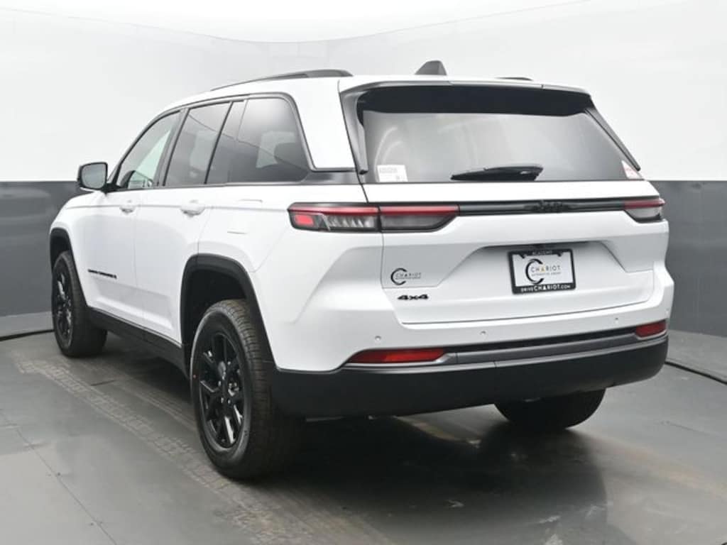 New 2026 Jeep Grand Cherokee Laredo Sport Utility
