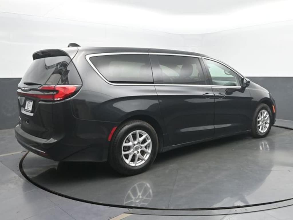 Used 2023 Chrysler Pacifica Touring L Minivan/Van