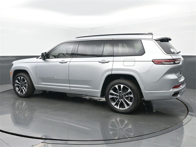 2025 Jeep Grand Cherokee Overland photo 3