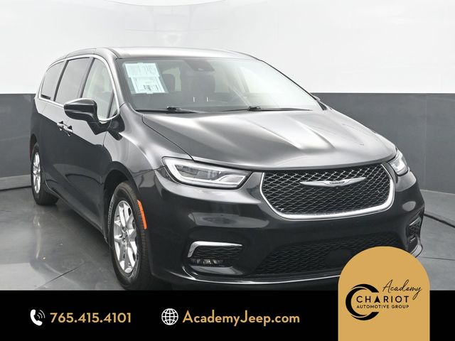 2023 Chrysler Pacifica Touring L's photo