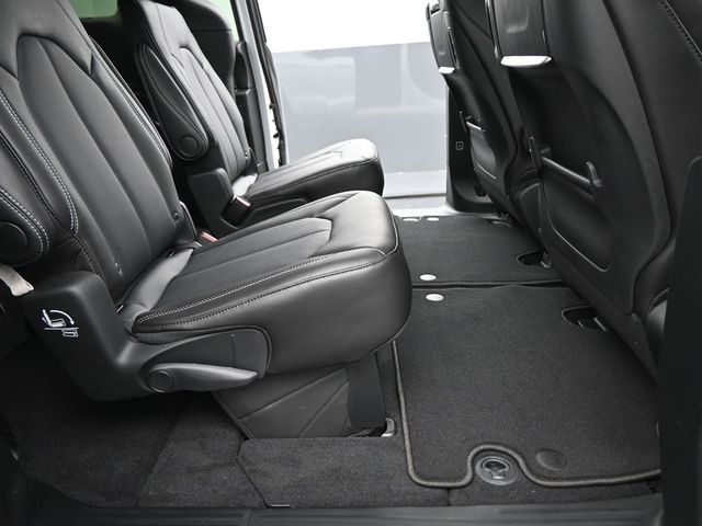 2025 Chrysler Pacifica Select - Photo 15