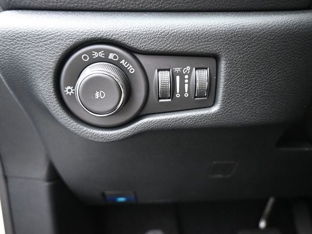 2025 Chrysler Pacifica Select - Photo 33