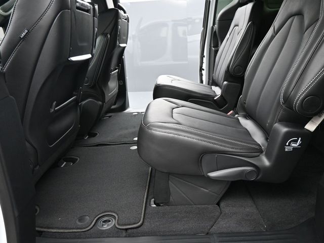 2025 Chrysler Pacifica Select - Photo 13