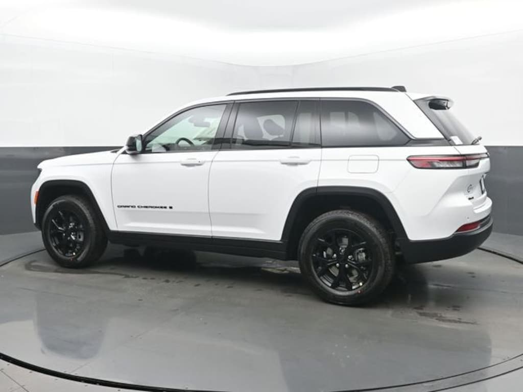 New 2026 Jeep Grand Cherokee Laredo Sport Utility
