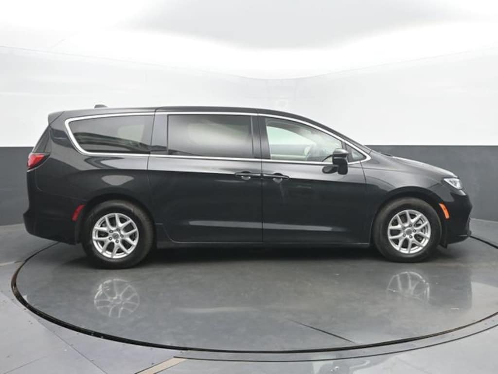 Used 2023 Chrysler Pacifica Touring L Minivan/Van