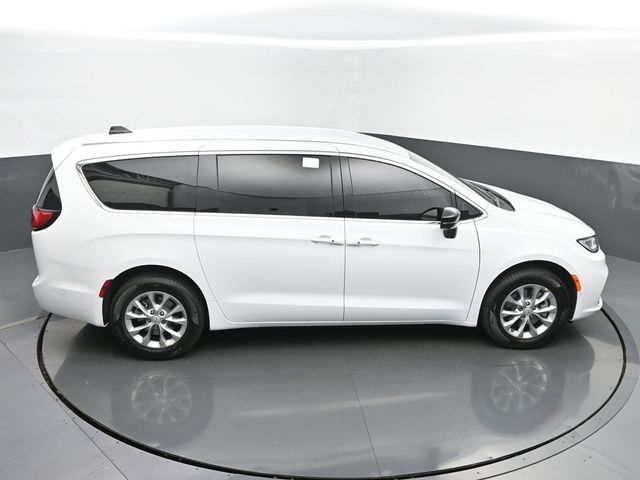 2025 Chrysler Pacifica Select - Photo 43