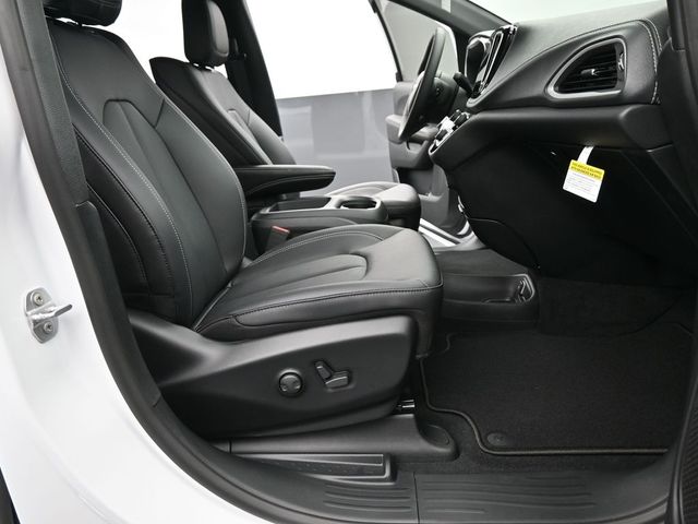 2025 Chrysler Pacifica Select - Photo 18