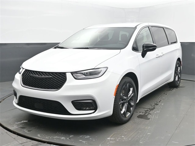 2026 Chrysler Pacifica Select's photo