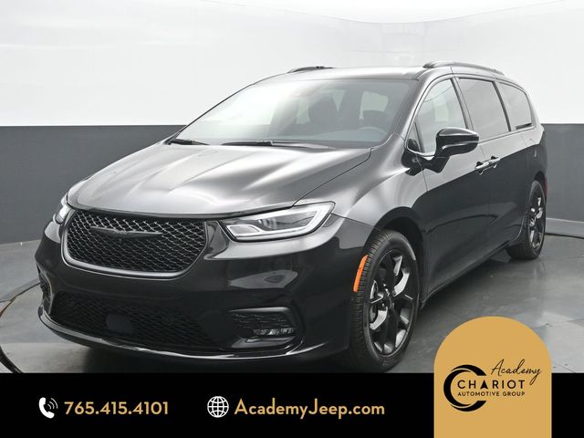 2023 Chrysler Pacifica Limited's photo