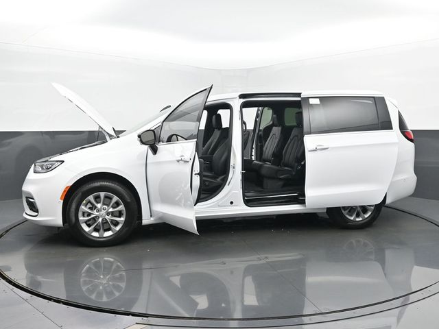 2025 Chrysler Pacifica Select - Photo 55