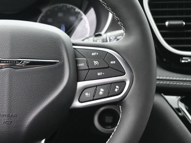2025 Chrysler Pacifica Select - Photo 29