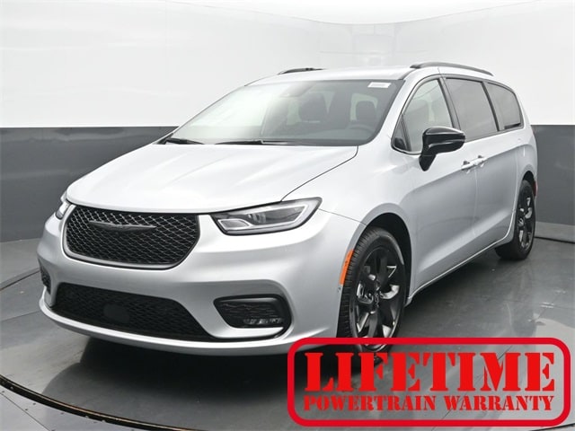 2026 Chrysler Pacifica Select's photo