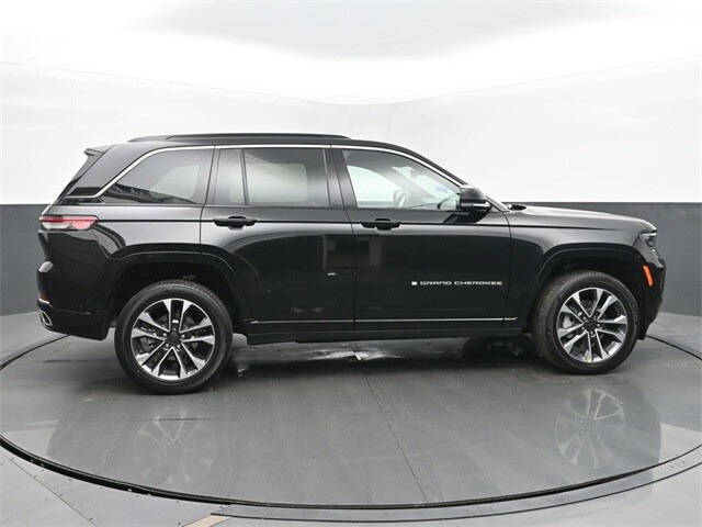 2025 Jeep Grand Cherokee Overland photo 4