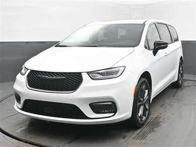 2026 Chrysler Pacifica Select's photo