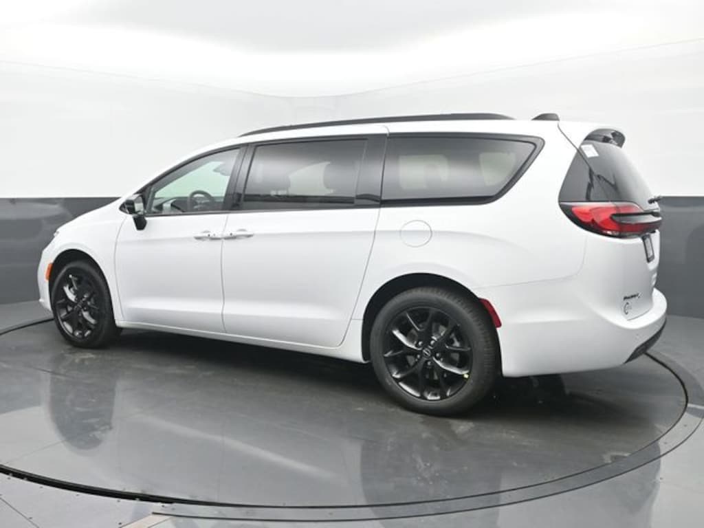 New 2026 Chrysler Pacifica Limited Passenger Van