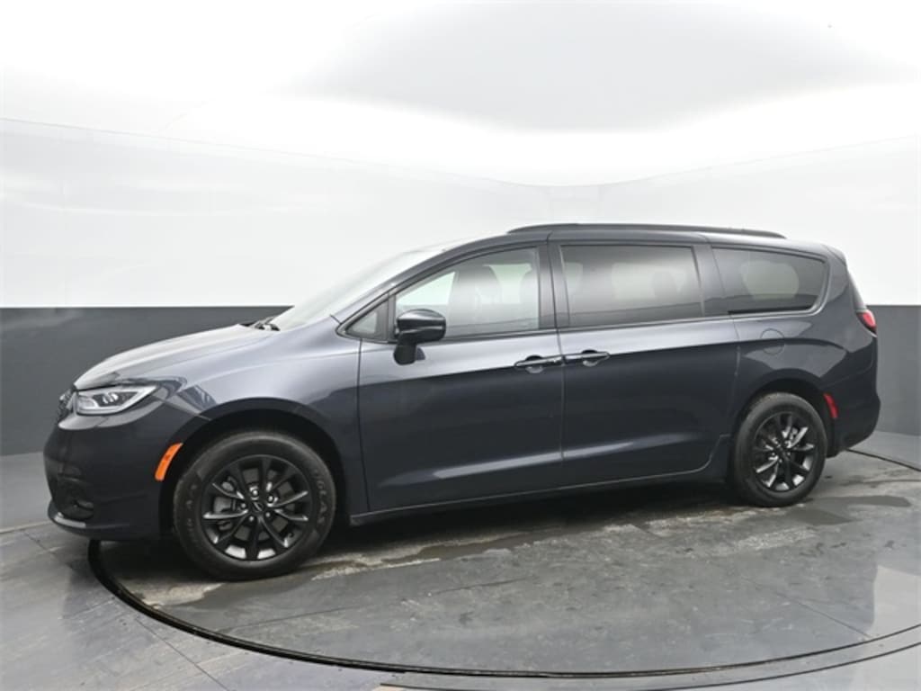Used 2021 Chrysler Pacifica Touring Minivan/Van