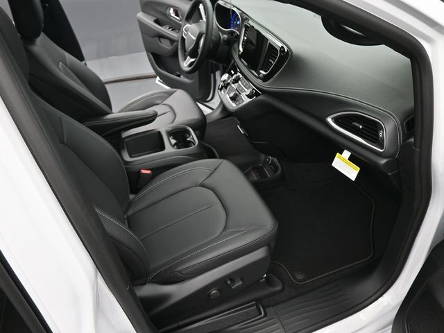 2025 Chrysler Pacifica Select - Photo 17