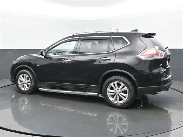 2015 Nissan Rogue SV photo 2