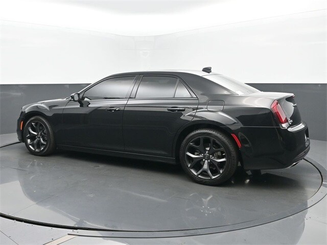 2023 Chrysler 300 S photo 3
