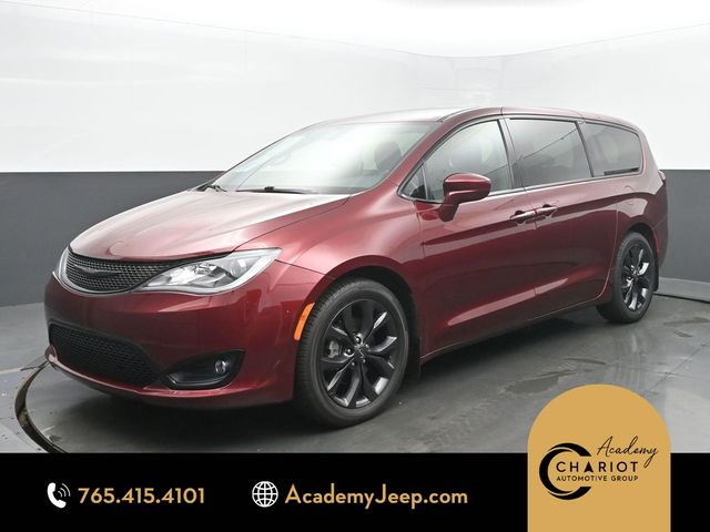 2020 Chrysler Pacifica Touring's photo
