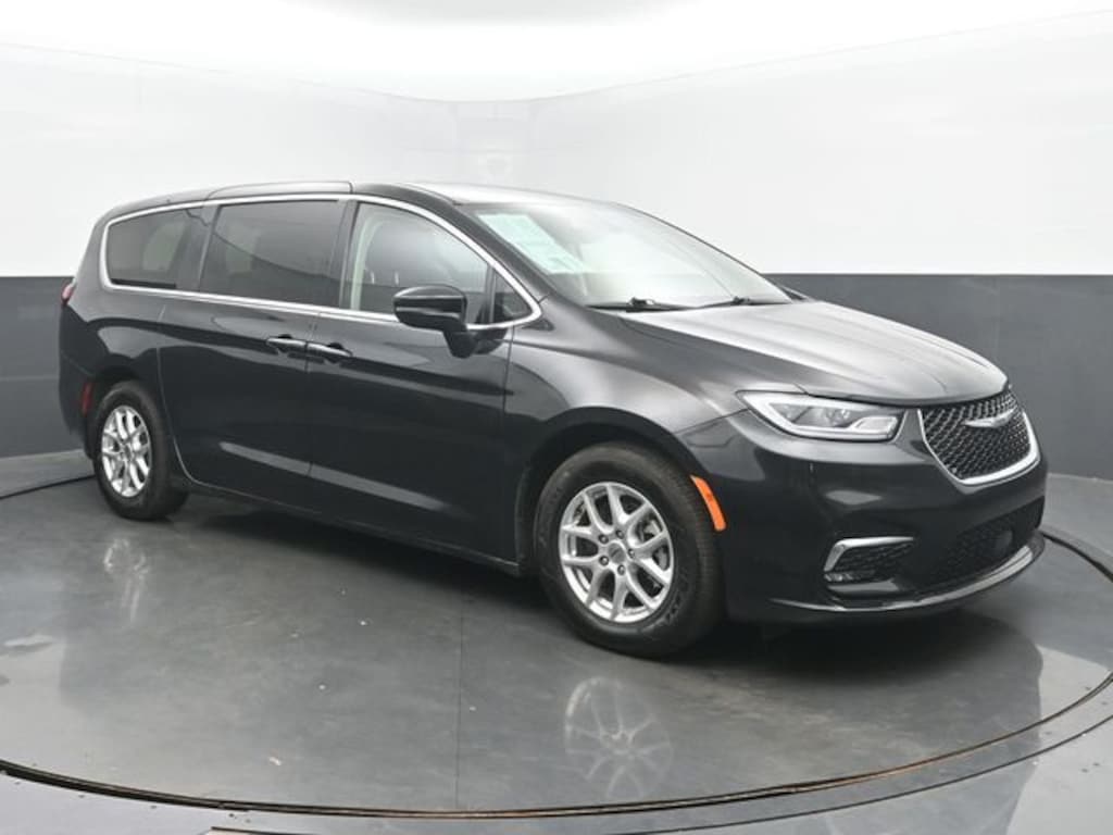 Used 2023 Chrysler Pacifica Touring L Minivan/Van