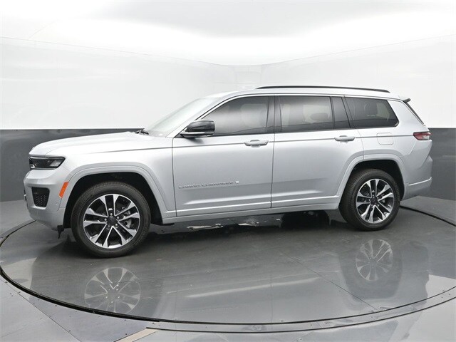 2025 Jeep Grand Cherokee Overland photo 2