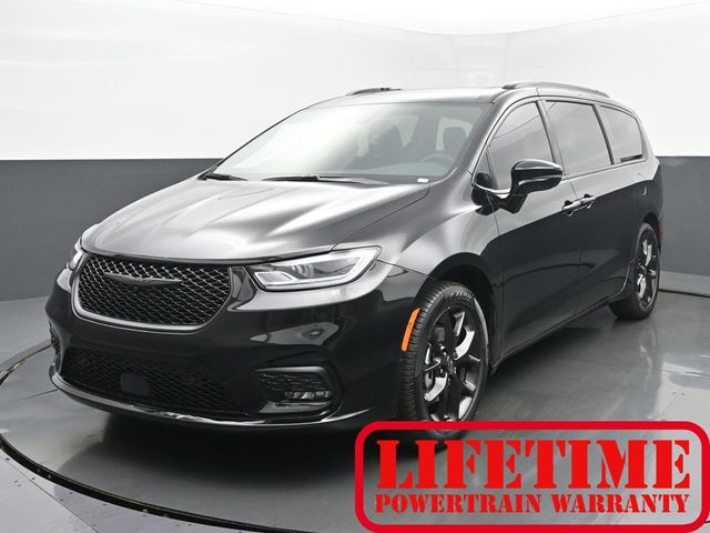 2025 Chrysler Pacifica Limited's photo
