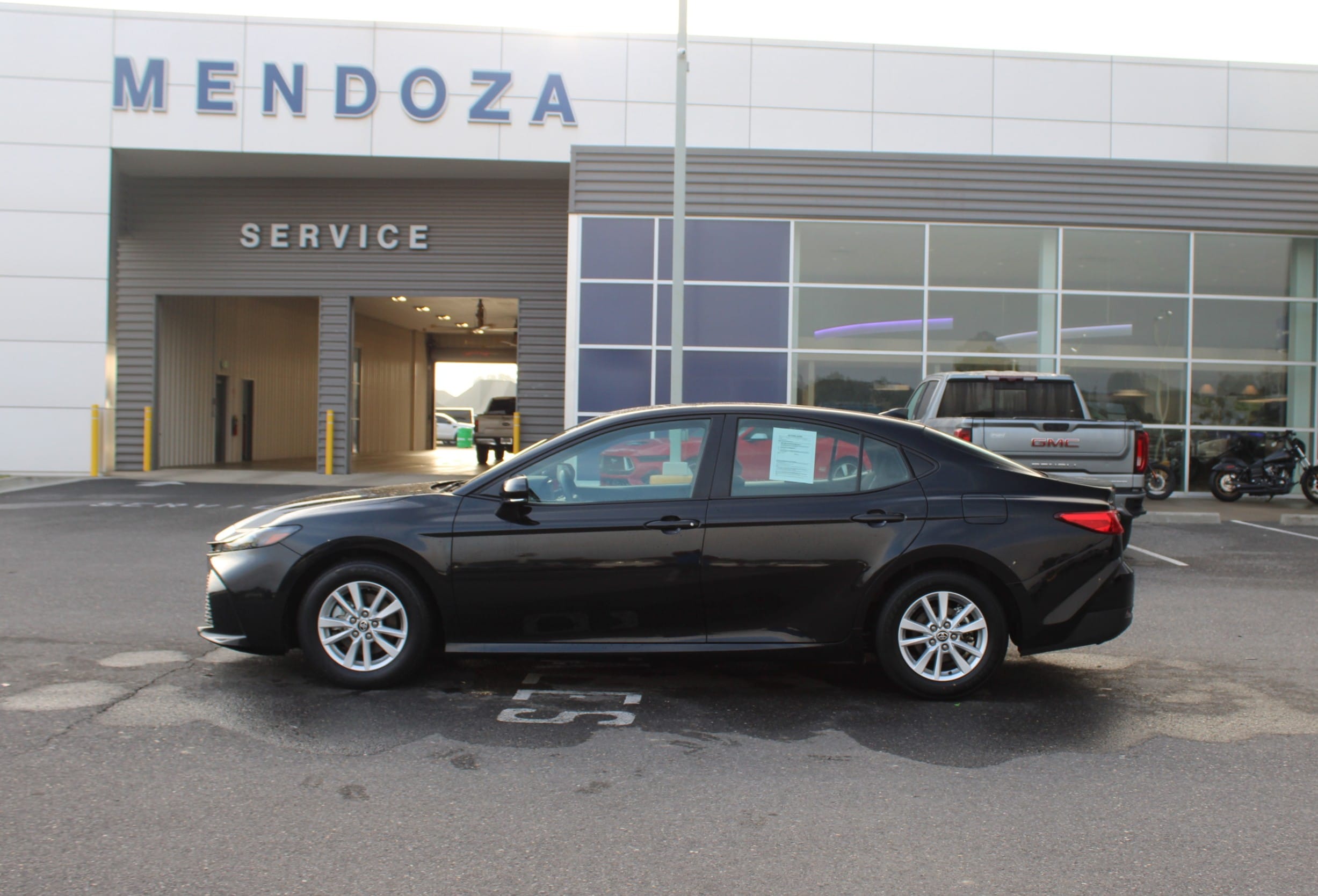 2025 Toyota Camry LE's photo