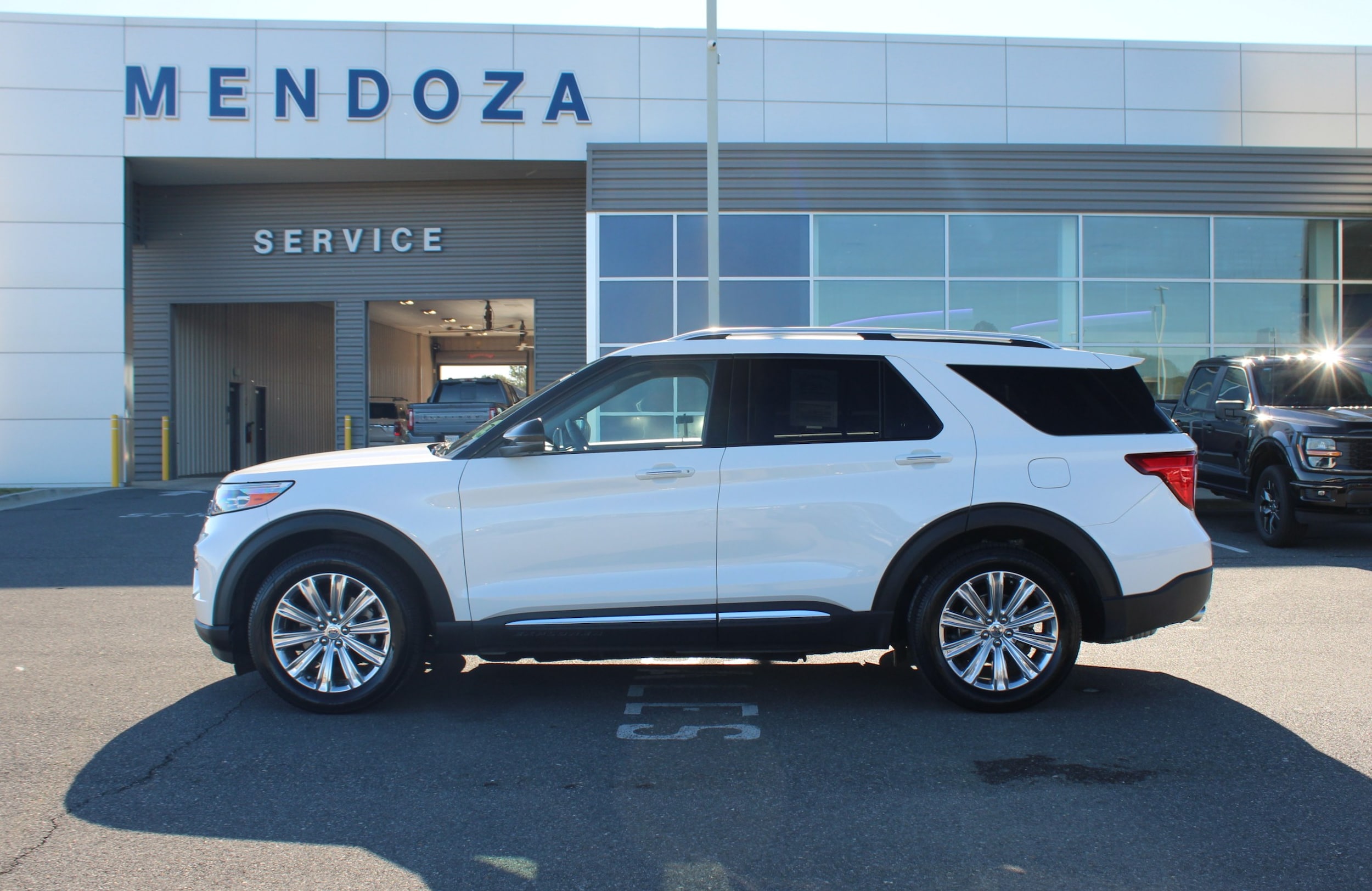 2023 Ford Explorer Limited's photo