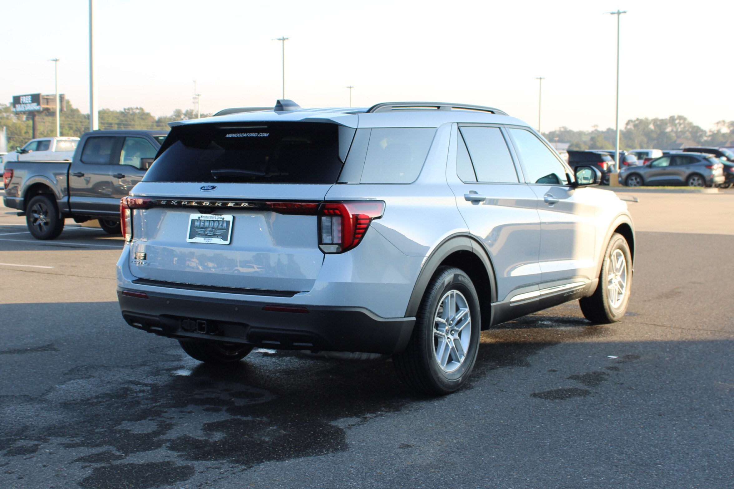2025 Ford Explorer photo 3