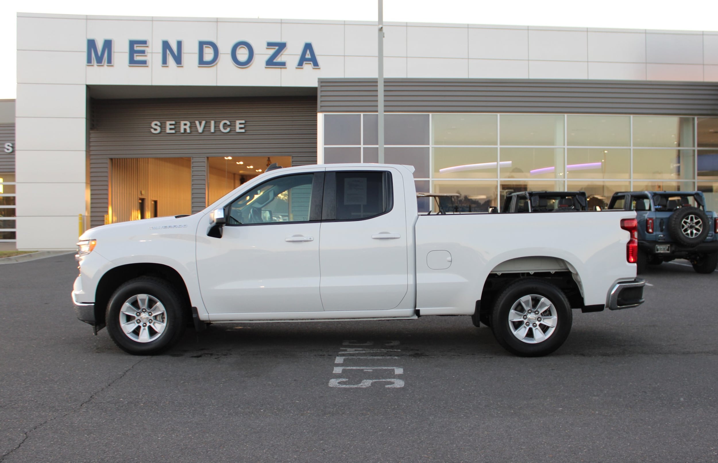 2023 Chevrolet Silverado 1500 LT's photo