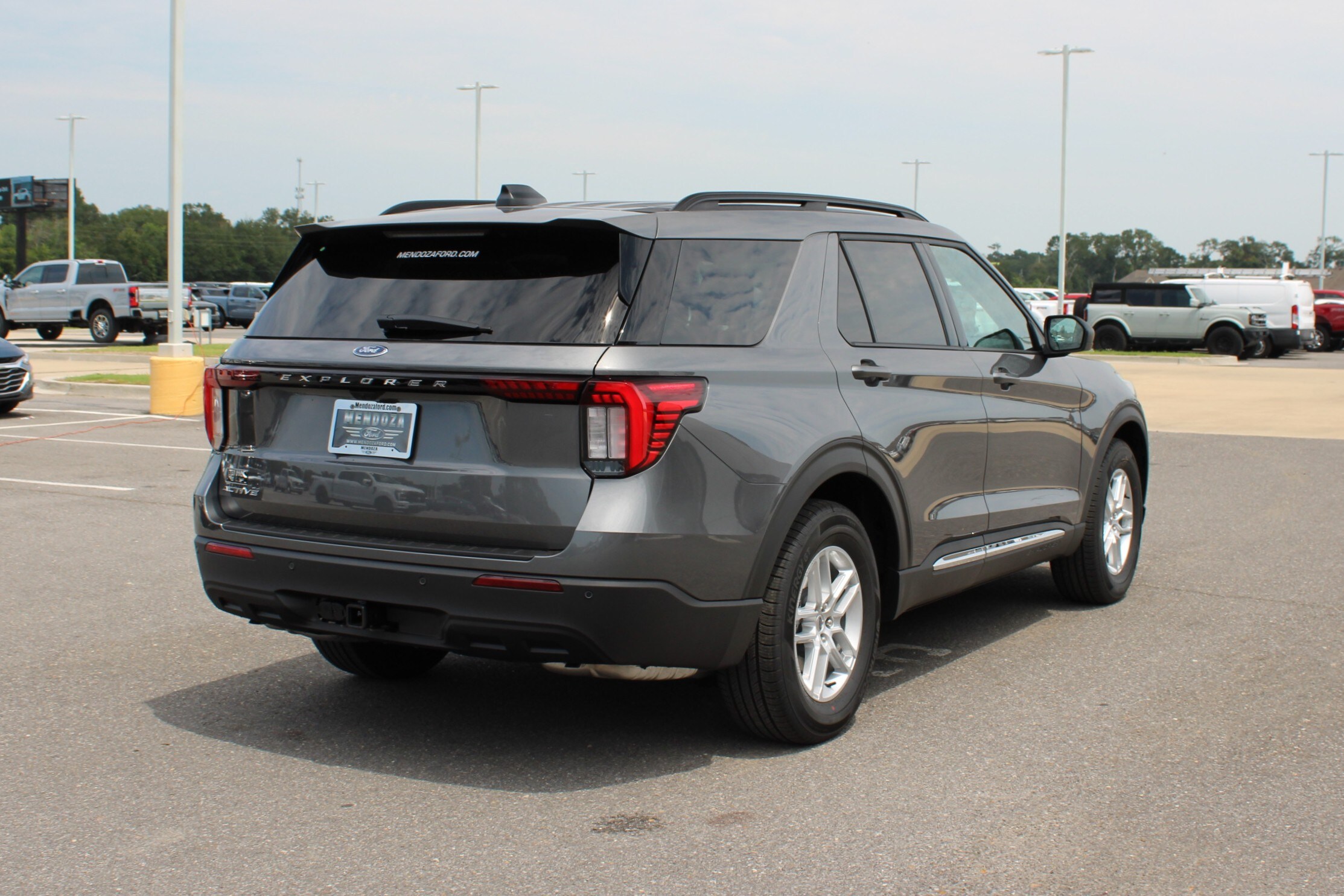 2025 Ford Explorer photo 4