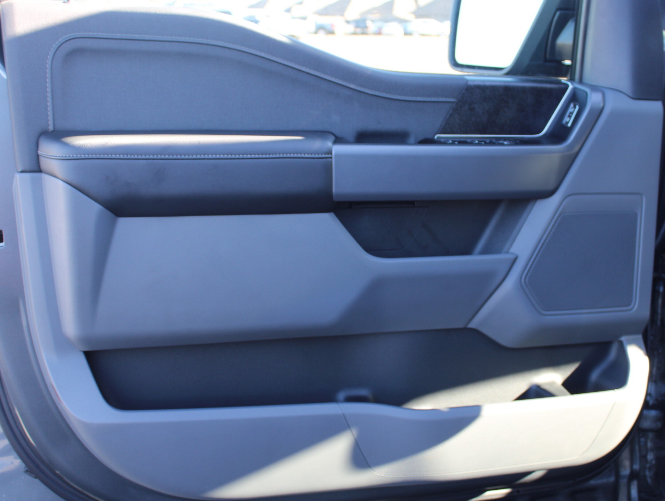 2025 Ford F-150 Lightning XLT - Photo 16