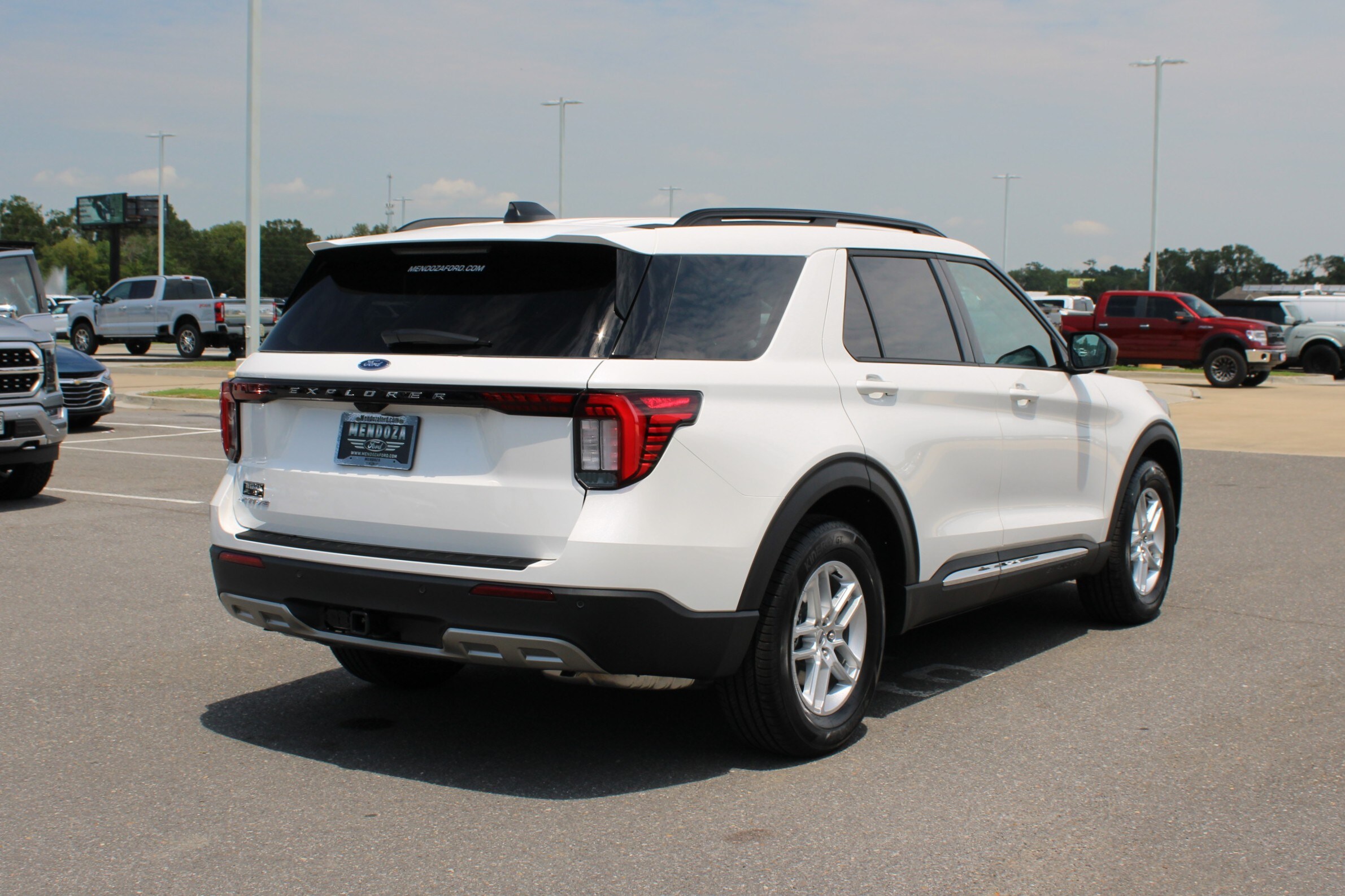 2025 Ford Explorer photo 2