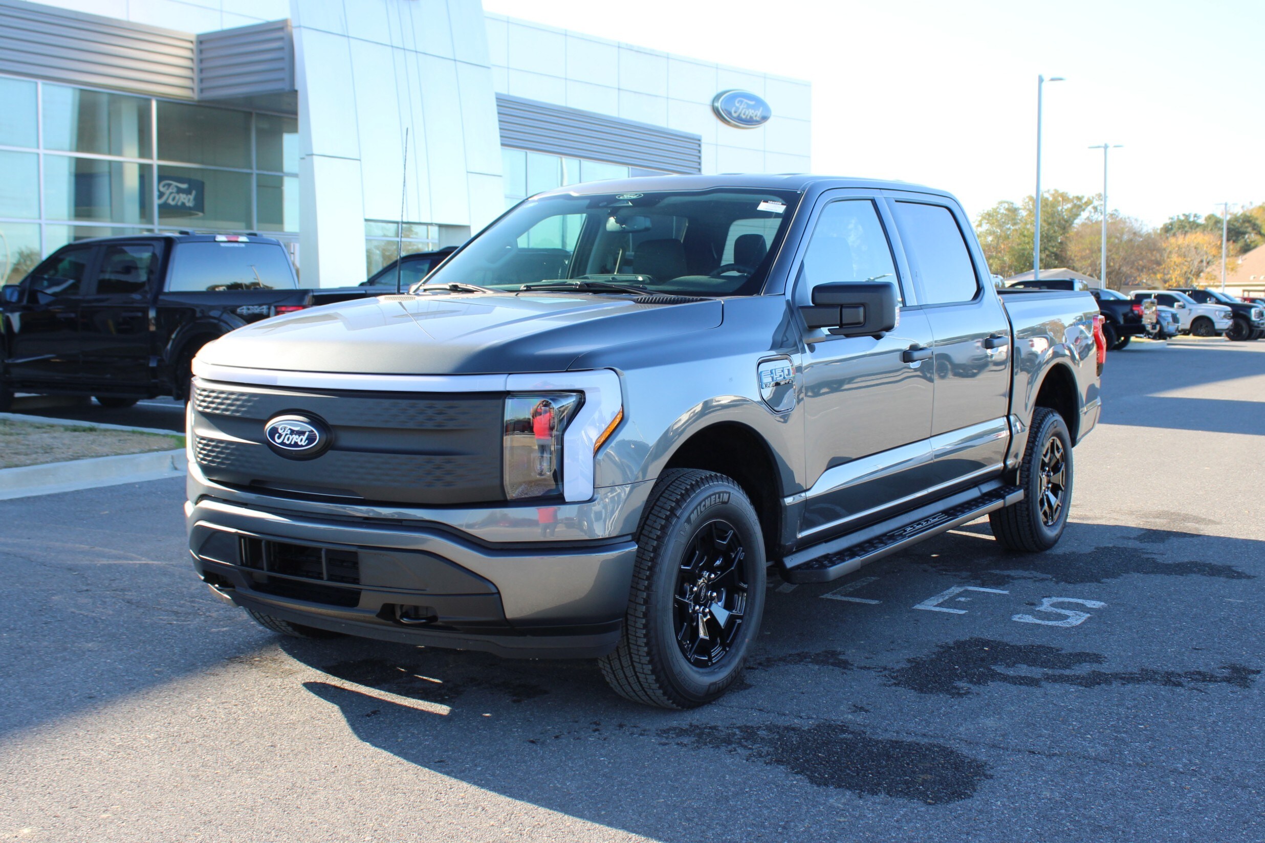 2025 Ford F-150 Lightning XLT - Photo 10