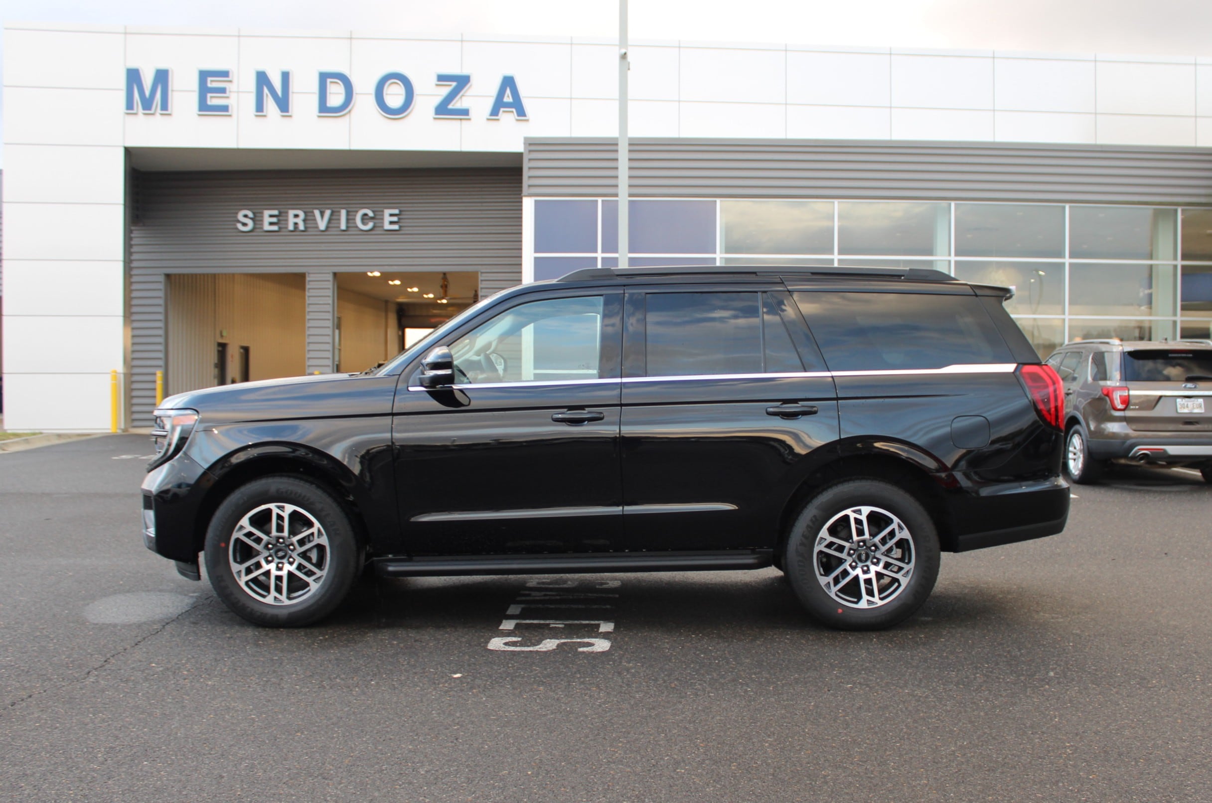 2025 Ford Expedition Active's photo