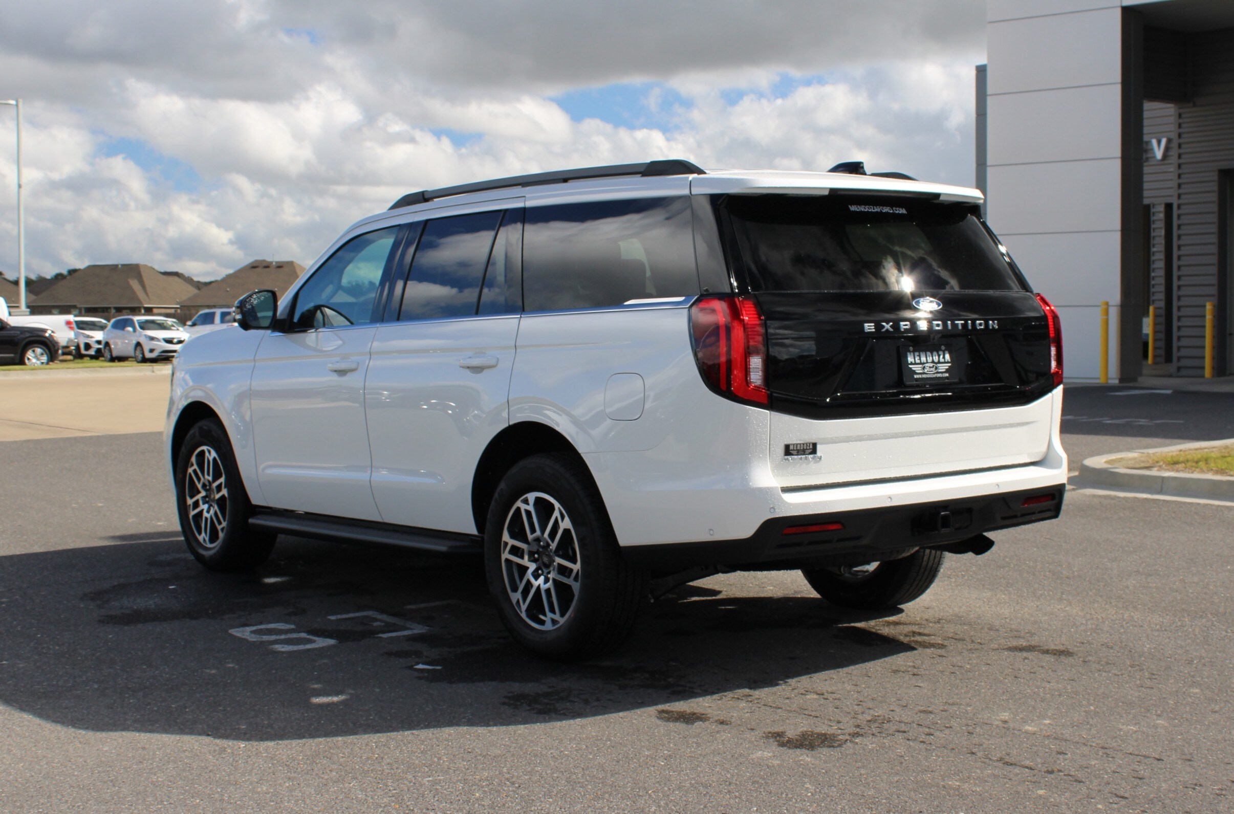 2025 Ford Expedition photo 2