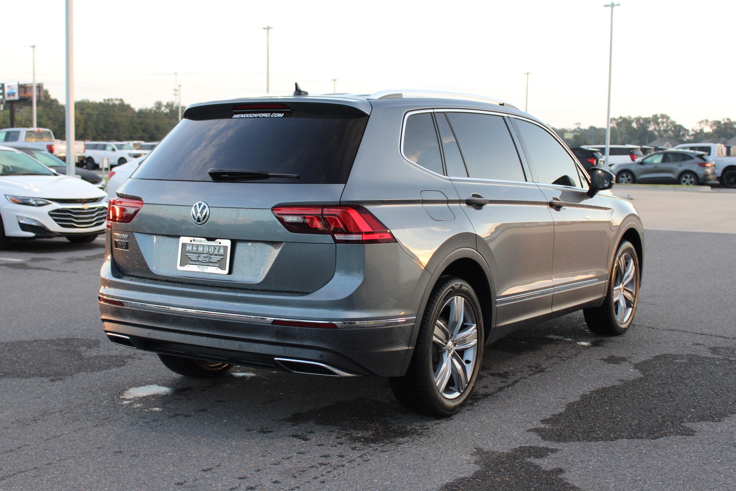 2020 Volkswagen Tiguan SEL photo 4