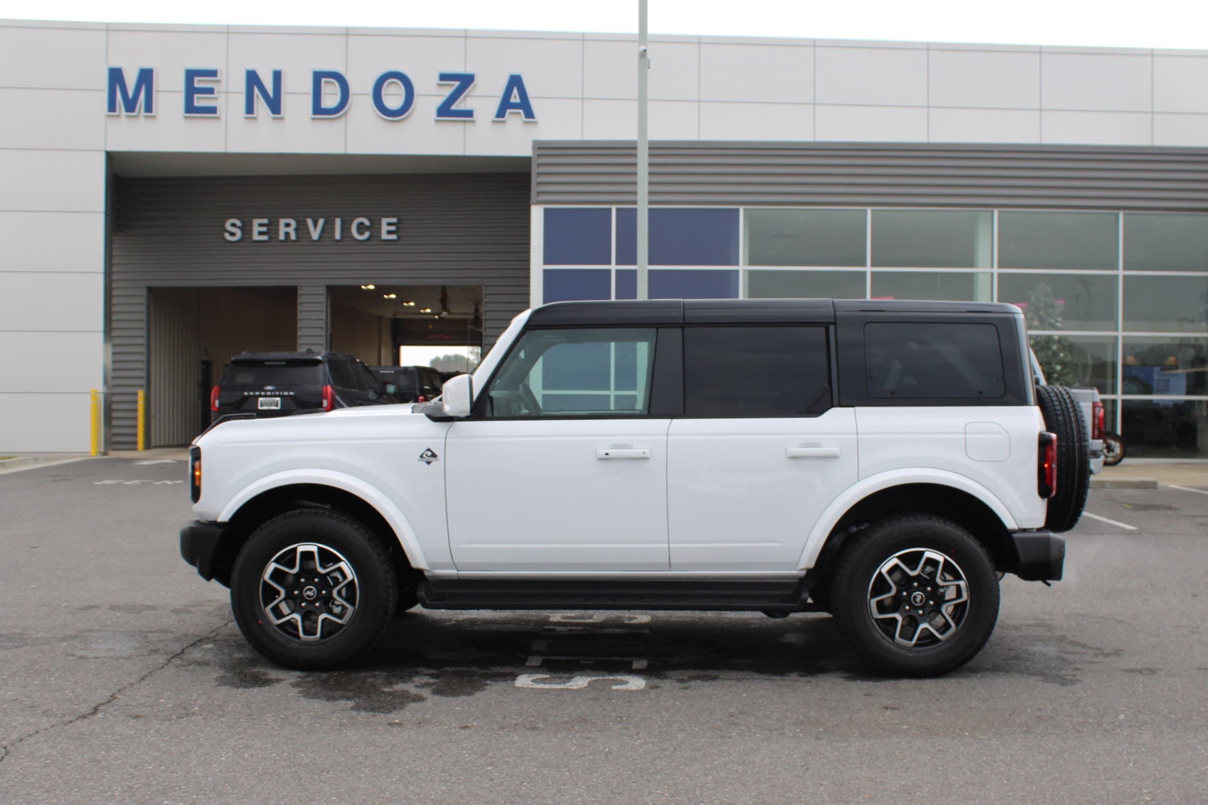2025 Ford Bronco 4-Door Outer Banks's photo