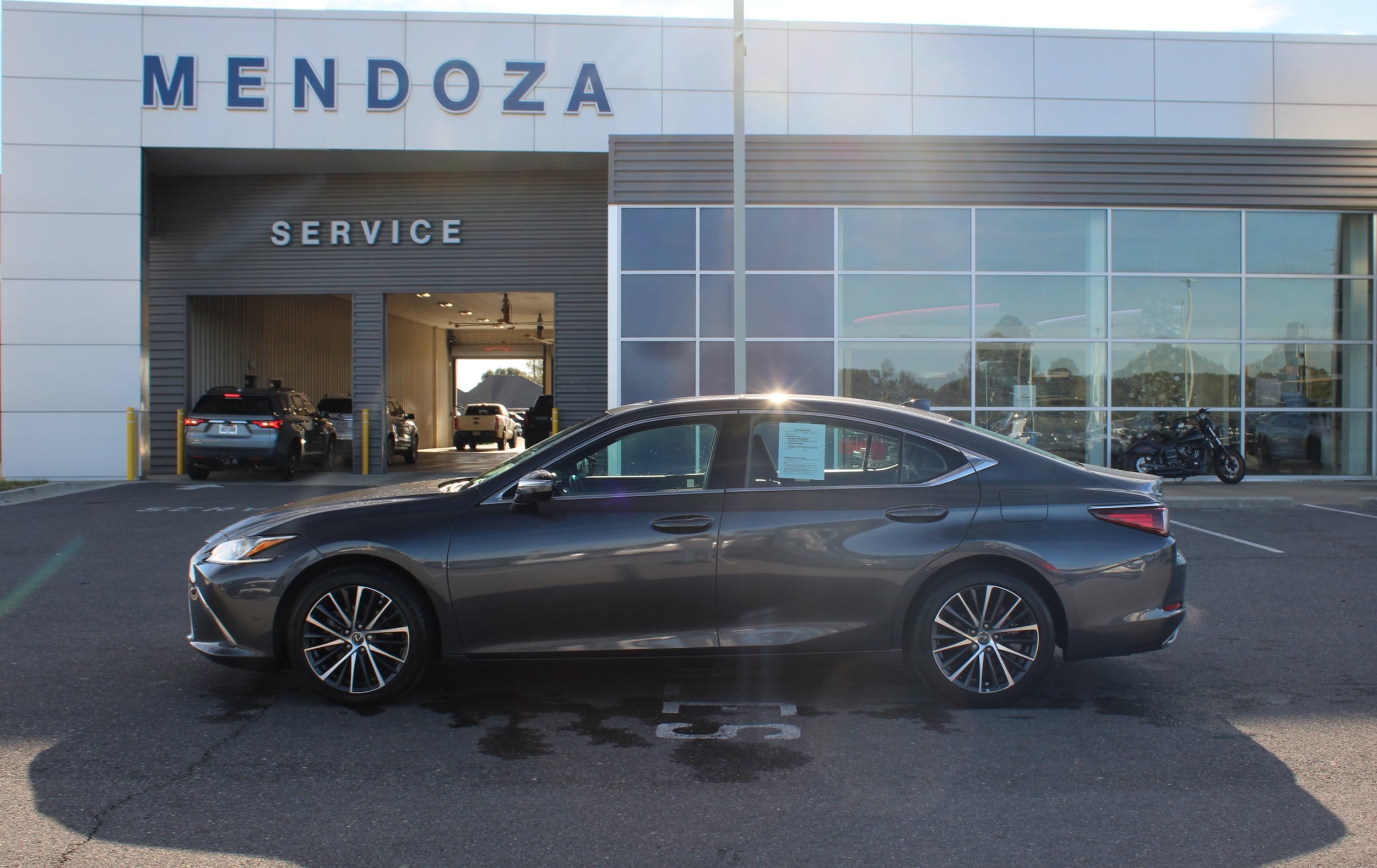 2022 Lexus ES 350's photo