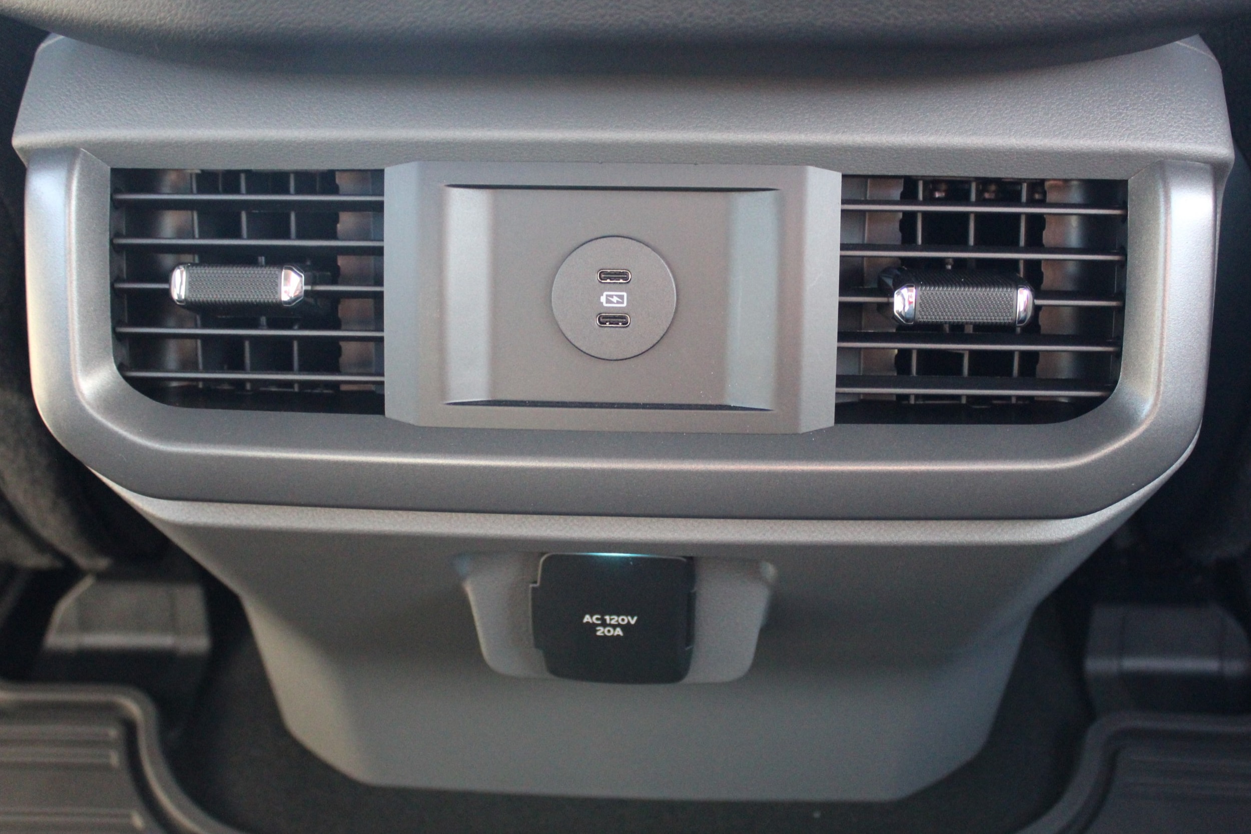 2025 Ford F-150 Lightning XLT - Photo 24